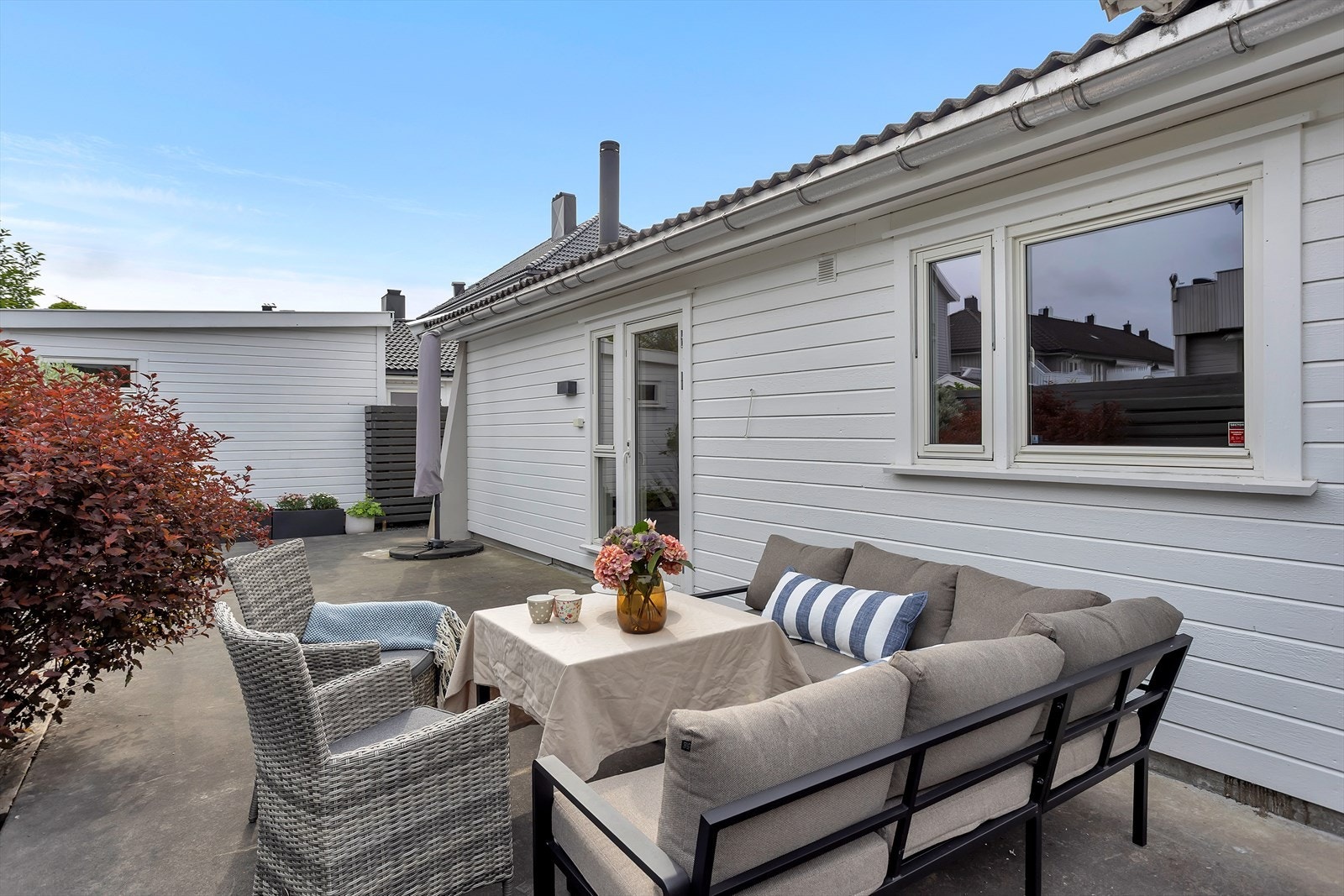 Her er det god plass til både loungegruppe og spisebord. Galleribilde