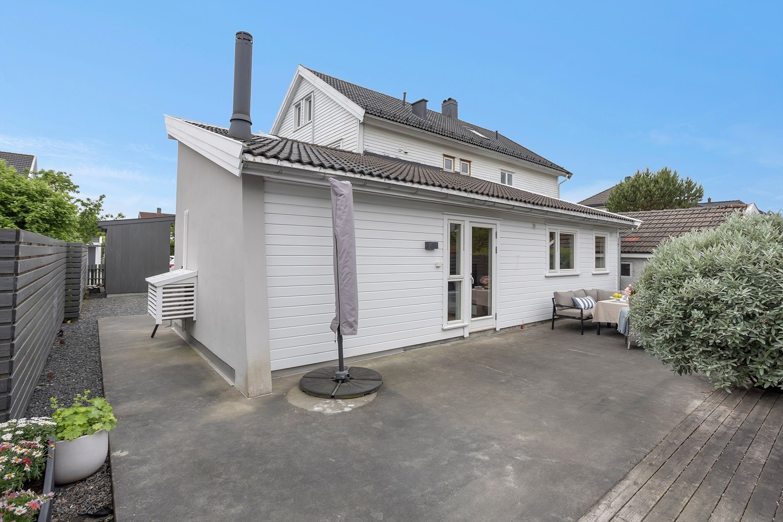 Leiligheten har en svært romslig, privat uteplass på ca. 56 m², i tillegg til to andre terrasser. Galleribilde