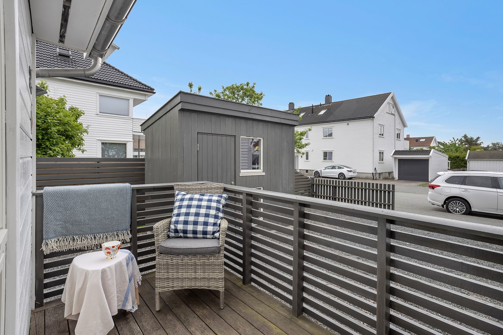 Verandaen utenfor tv-stuen er en av leilighetens tre private uteplasser. Galleribilde