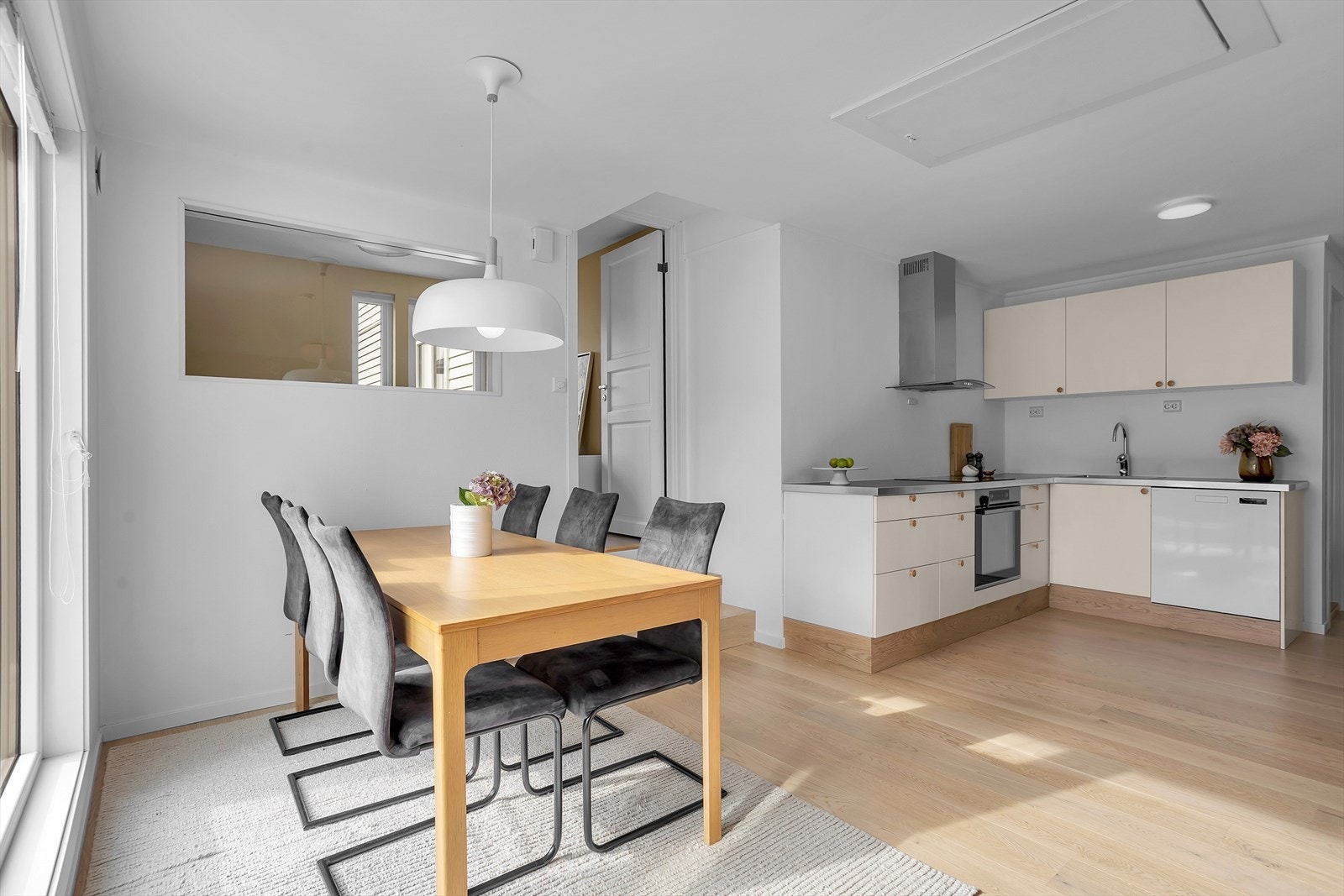 Det er god plass til en spisegruppe i tilknytning til kjøkkenet. Galleribilde