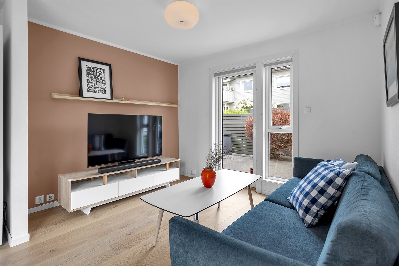Rommet har plass til en sofagruppe og er et fint supplement til hovedstuen. Galleribilde