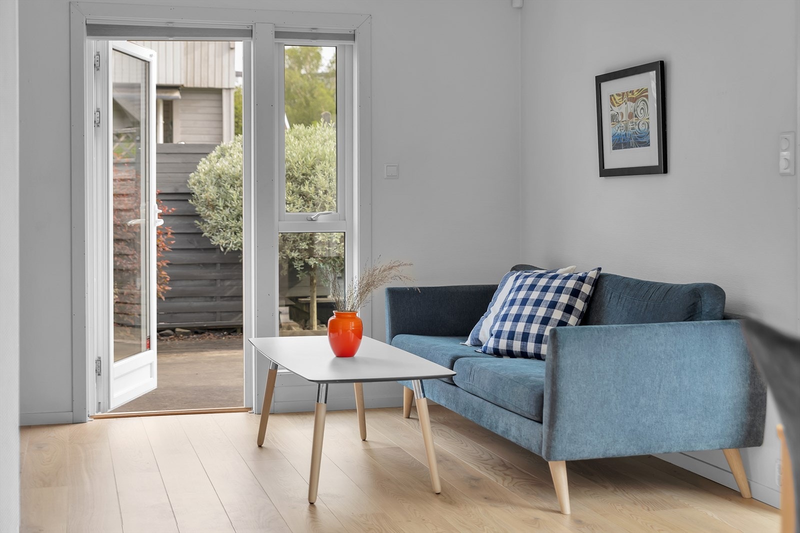 Fra tv-stuen er det utgang til en veranda på ca. 5 m² via en balkongdør fra 2021. Galleribilde
