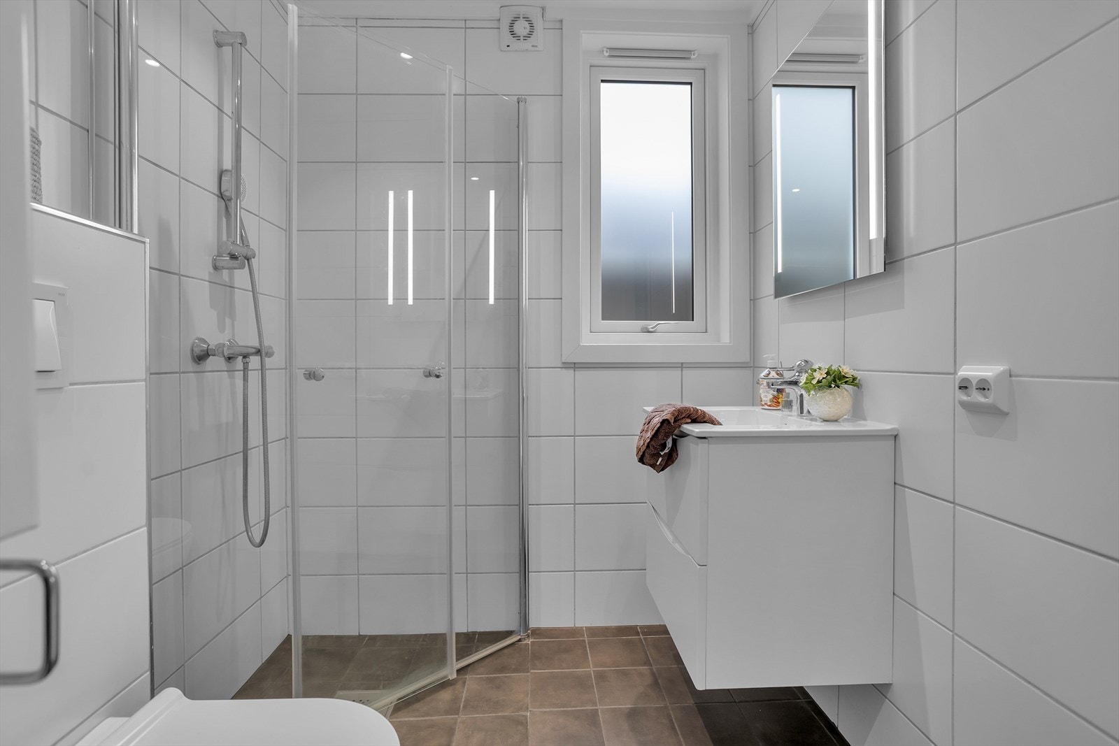 Badet ble oppgradert i 2022 med flislagte overflater, gulvvarme og moderne innredning. Galleribilde