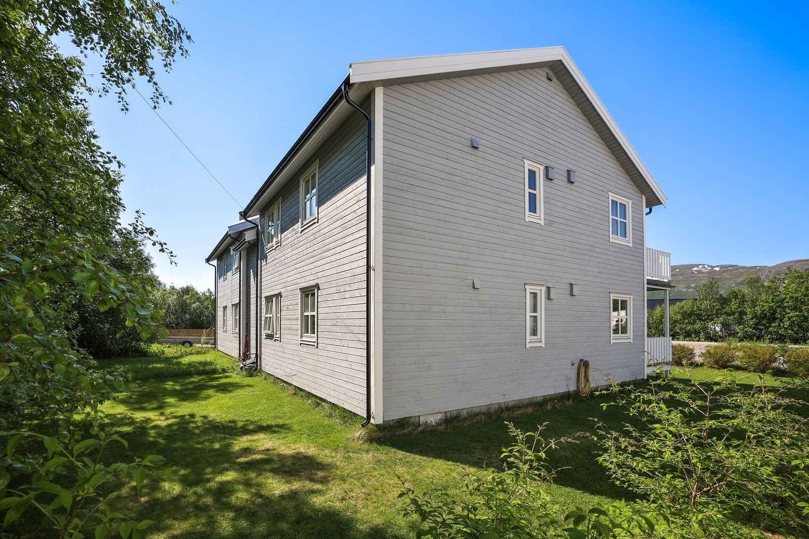 Uteområdene består av plenarealer og gruslagte adkomstveier. Galleribilde