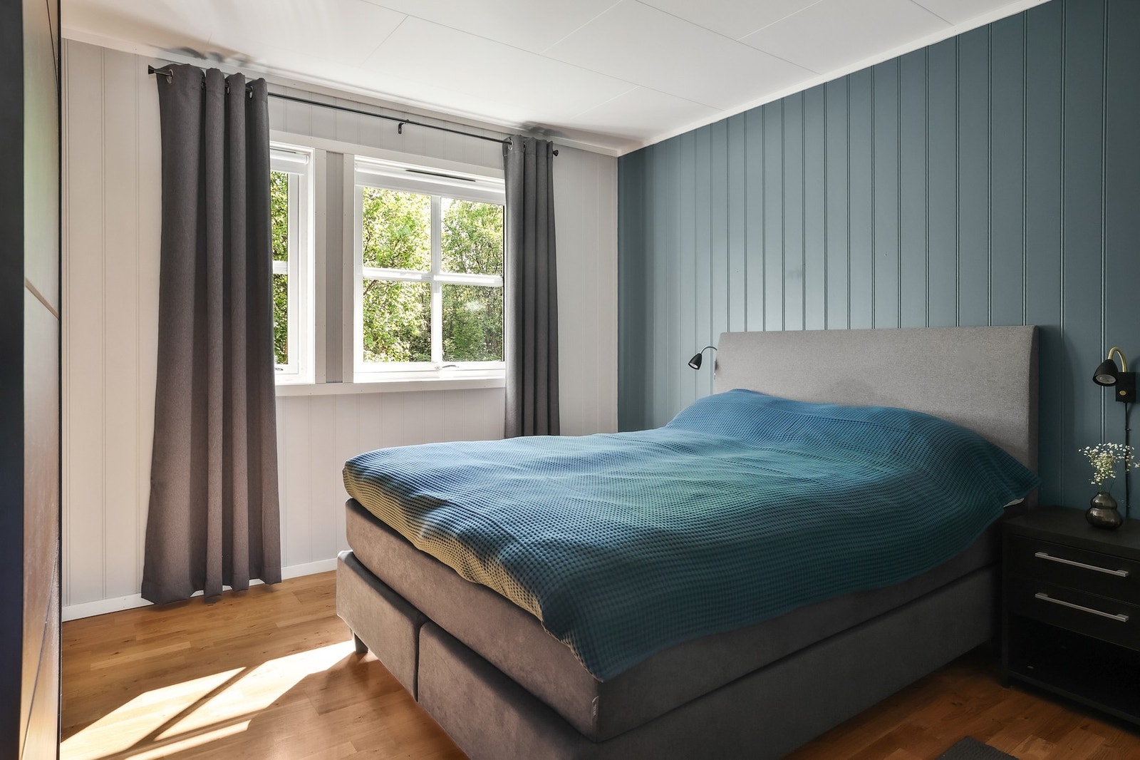 Hovedsoverom med plass til dobbeltseng og garderobeløsning. Galleribilde