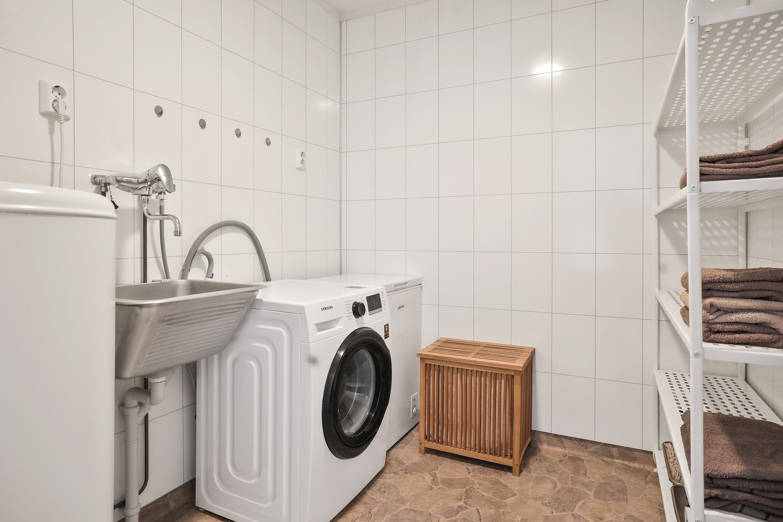 Praktisk, separat vaskerom med opplegg for vaskemaskin og utslagsvask. Galleribilde