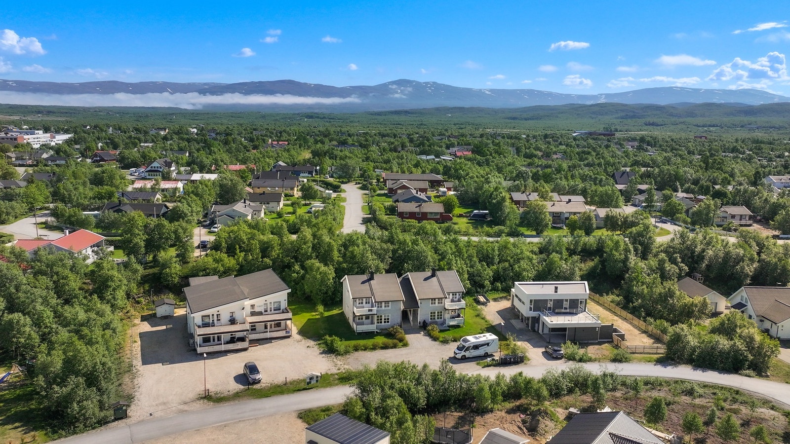 Leiligheten ligger i et etablert og barnevennlig boligområde. Galleribilde