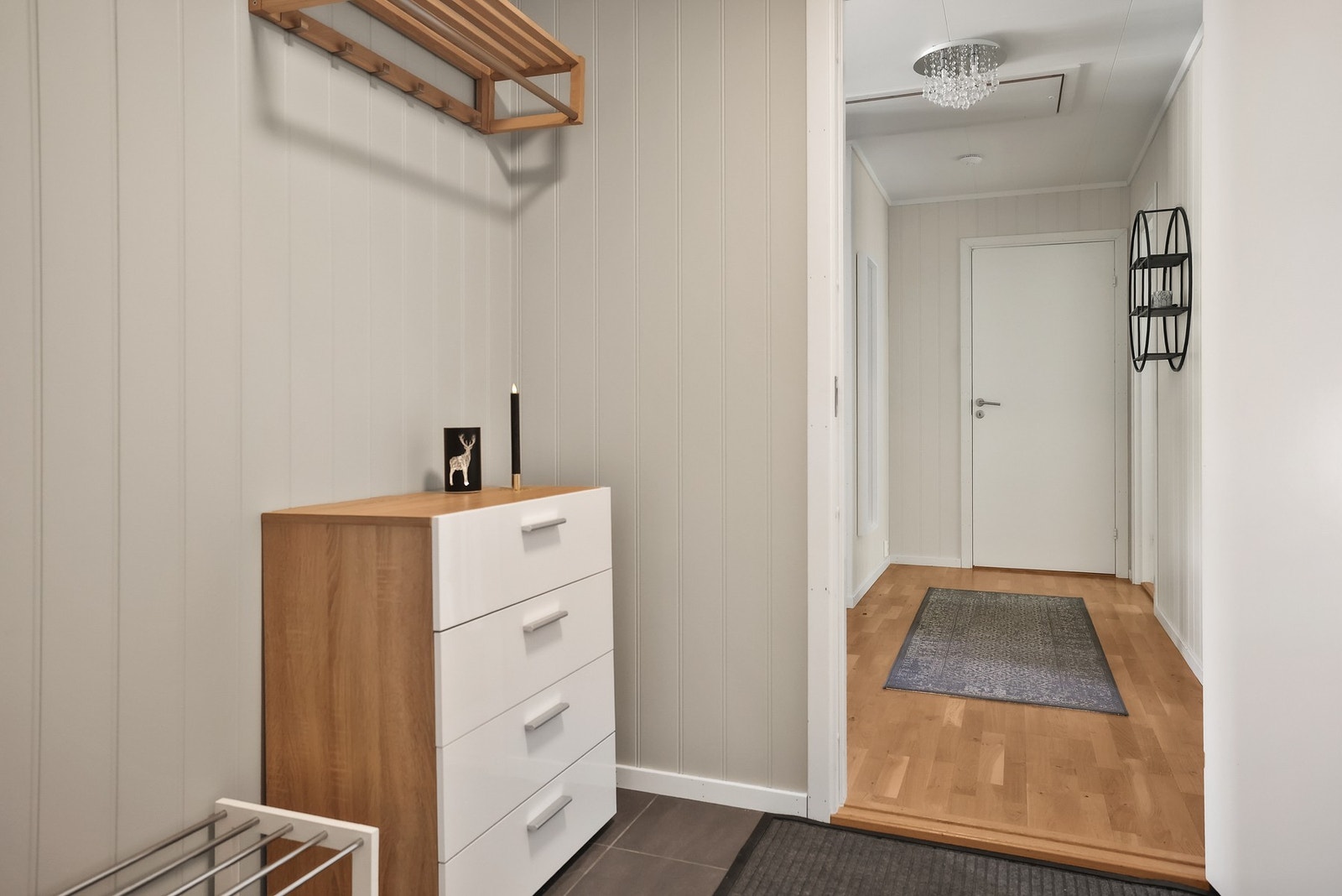 Innbydende entré med gulvvarme og plass til oppbevaring. Galleribilde