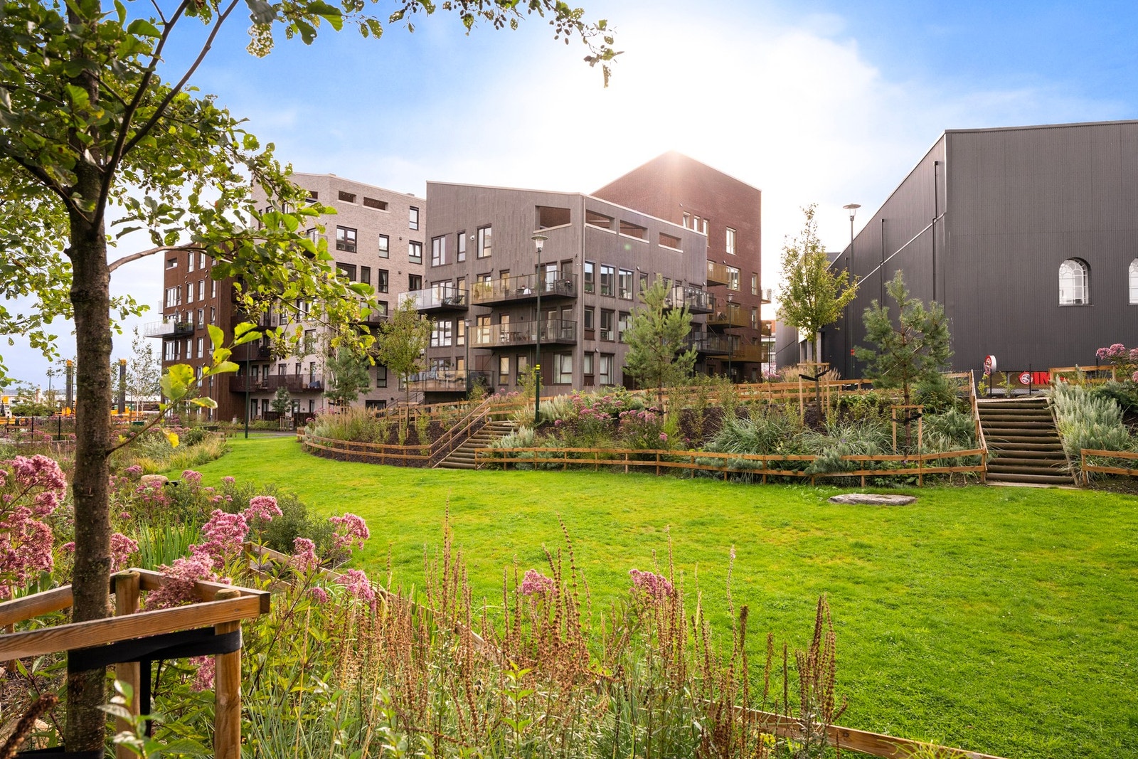 Her er det en fin overgang mellom de moderne boligbyggene, beplantningen og de åpne fellesarealene, og området fremstår som både lettstelt og trivelig. Galleribilde