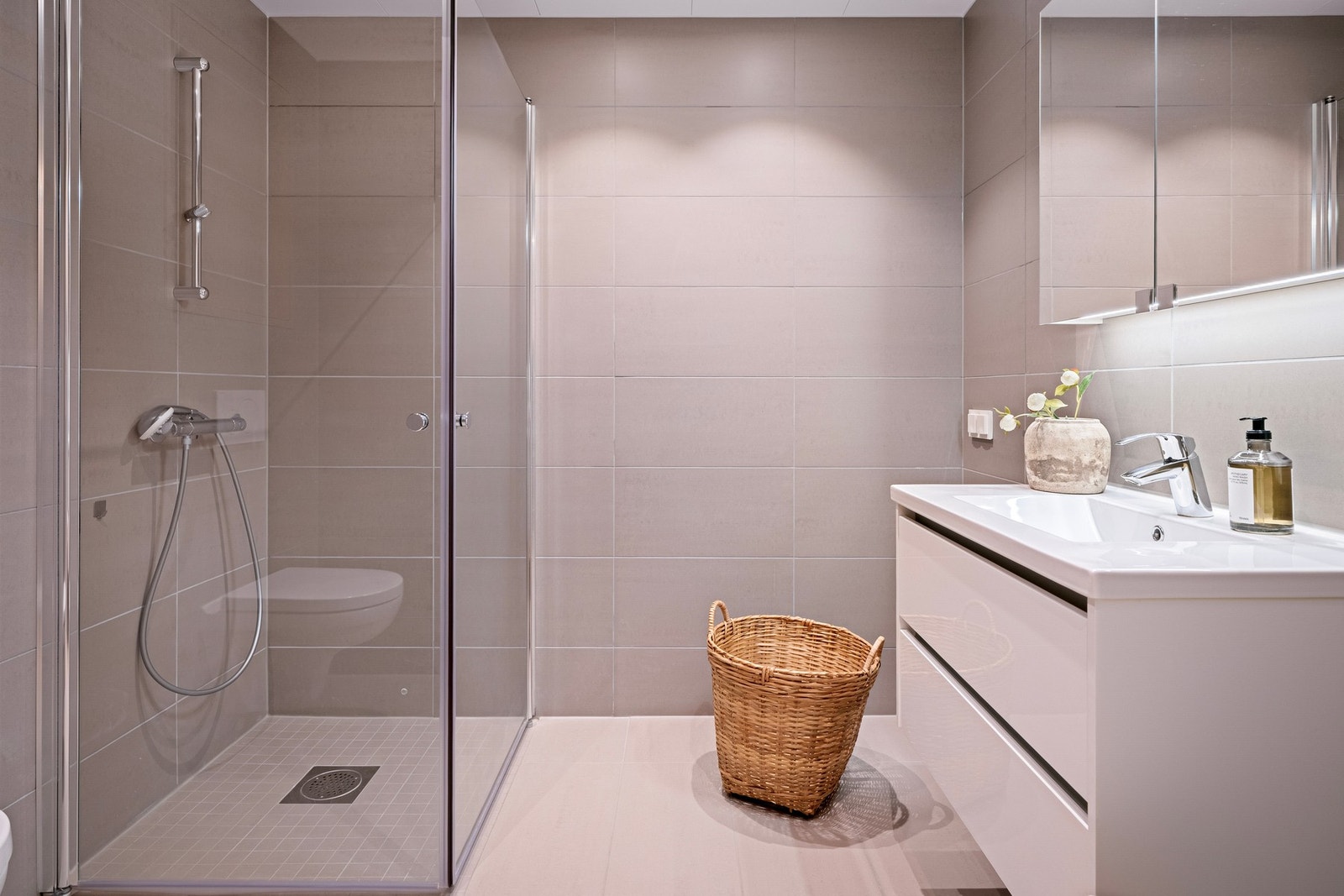 Badet er moderne, delikat og funksjonelt. Galleribilde
