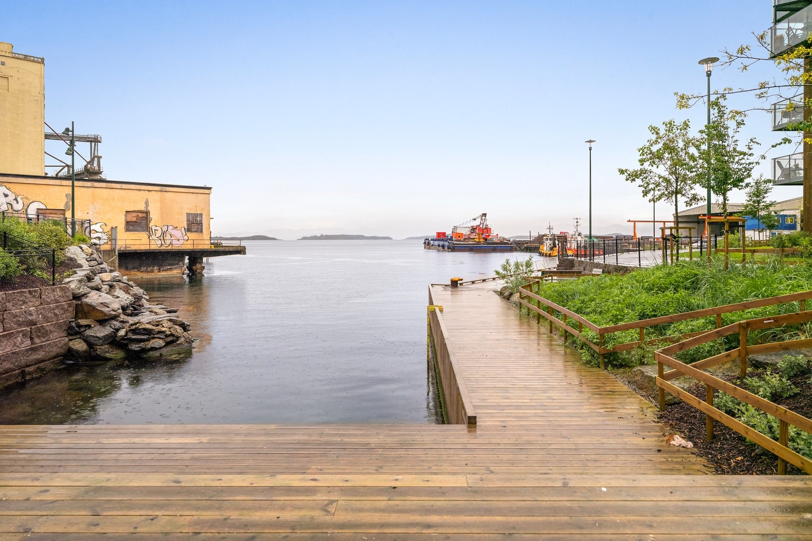 Nærområdet rundt Lervigsveien 11 kombinerer urbane kvaliteter med flotte rekreasjonsmuligheter langs sjøen. Galleribilde
