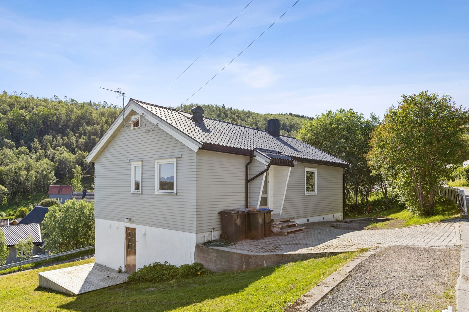 Enebolig over to plan med utleiedel i sokkel. Galleribilde