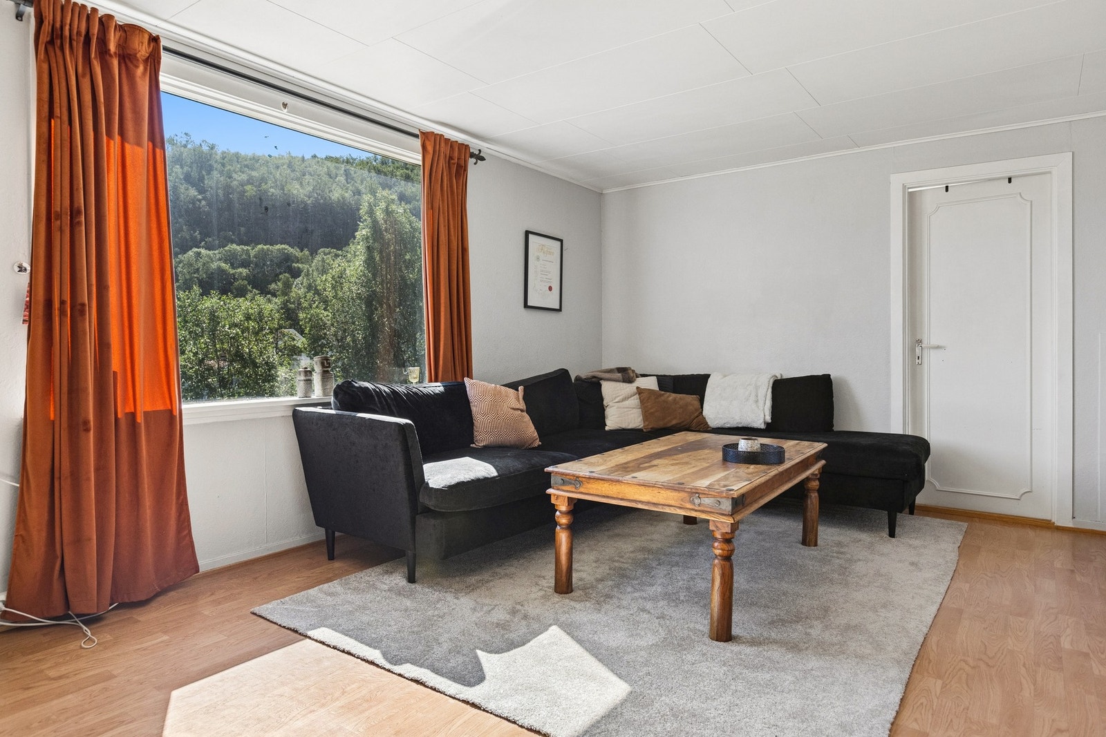 Stuen har plass til en komfortabel sofagruppe og nyter godt av lysinnslipp fra et stort vindu. Galleribilde