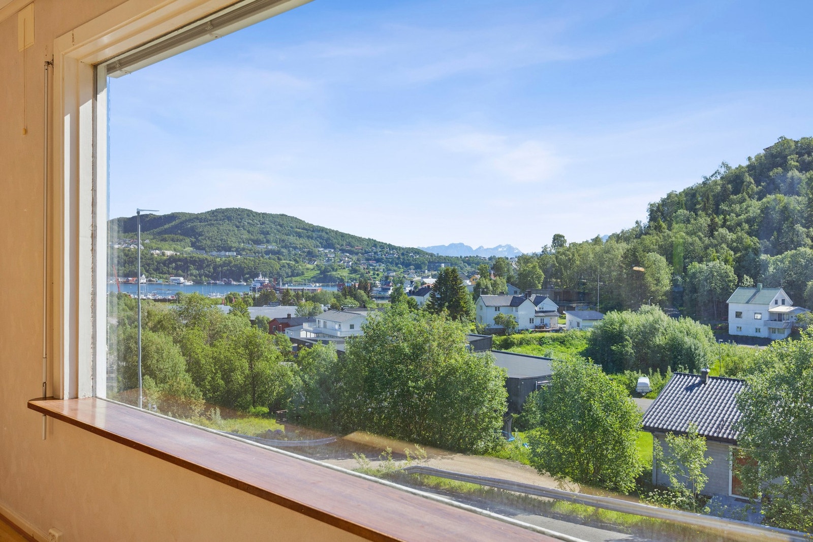 Fra flere av rommene er det fin utsikt over nærområdet og sjøen. Galleribilde