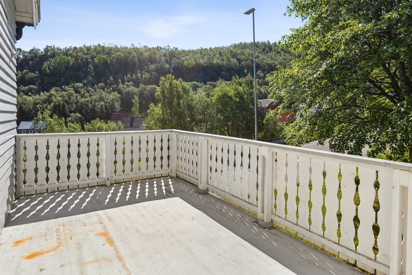 Fra stuen er det utgang til en romslig balkong med plass til sittegruppe. Galleribilde