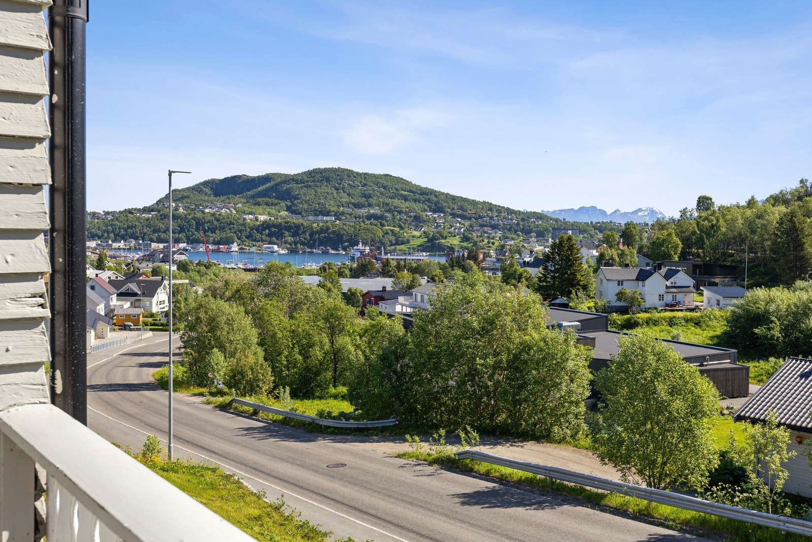 Utsikten strekker seg over bebyggelsen og mot fjellene i horisonten. Galleribilde