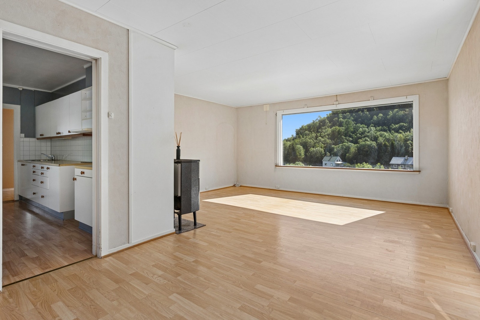 Fra stuen er det åpen tilgang inn mot kjøkkenet. Galleribilde