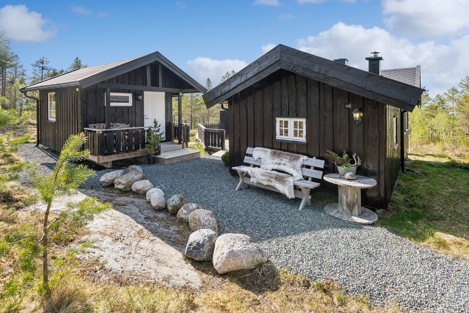 Trivelig hytte med flott beliggenhet og gode solforhold ved Vulusjøen. Galleribilde