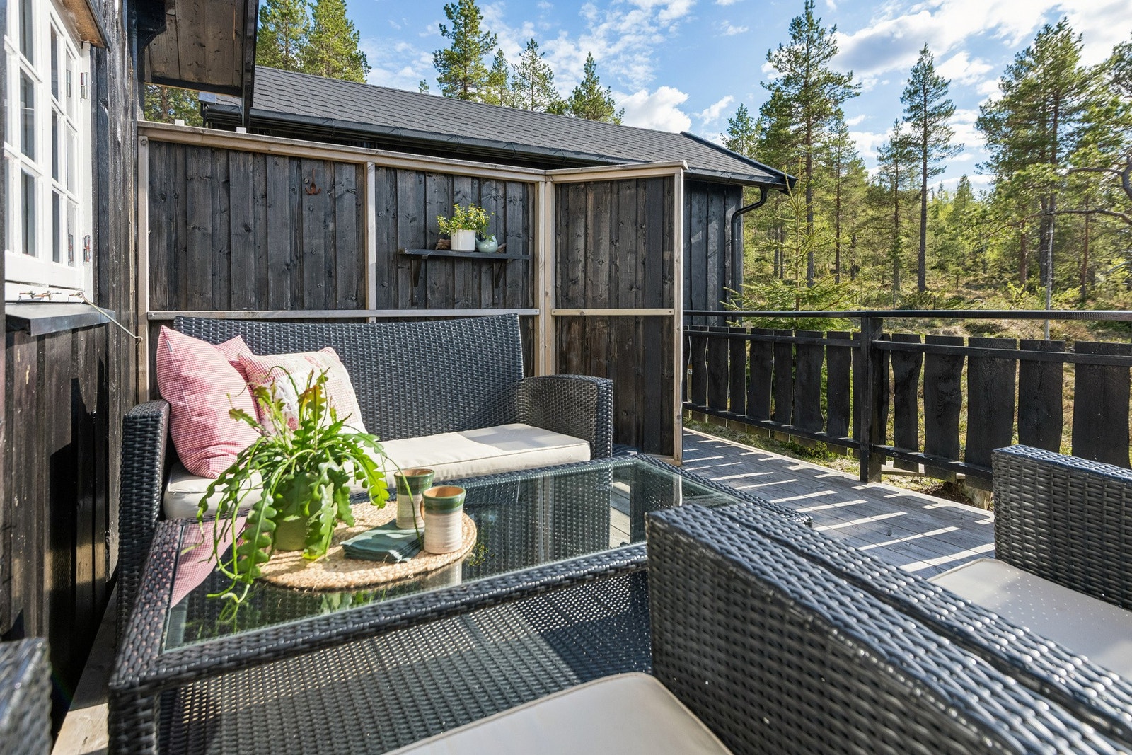 Hyggelig uteplass med gode solforhold. Galleribilde