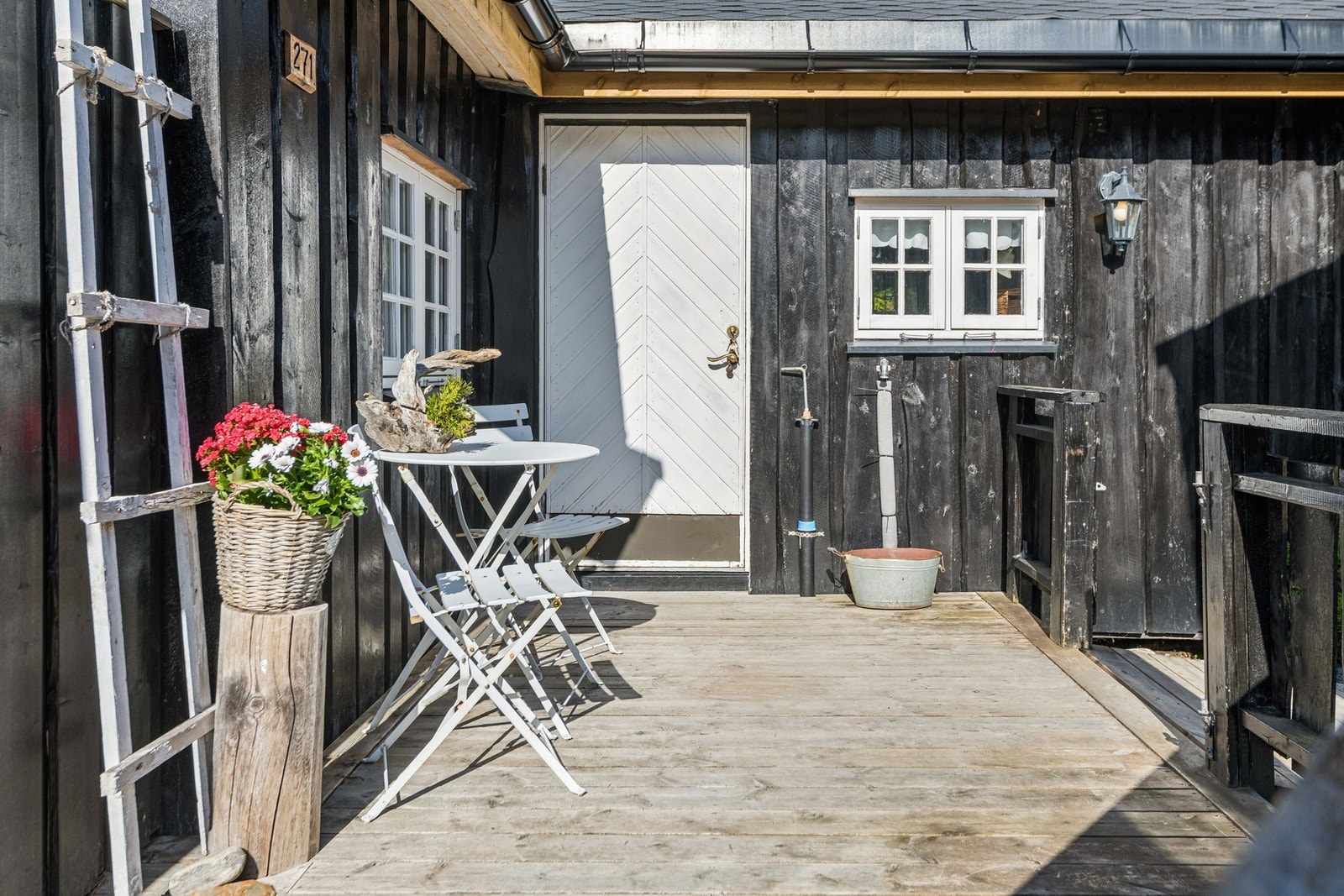 Hytta er tilknyttet Vulusjøen vasslag. Vann på vegg ved inngangsdøra Galleribilde