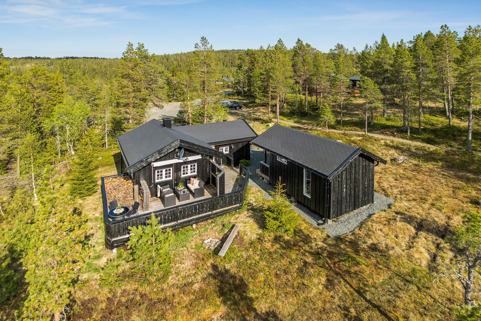 Det ble lagt nytt tak på hytta i 2023. Praktisk adkomst med parkering kun ca. 20 meter fra hytta. Galleribilde