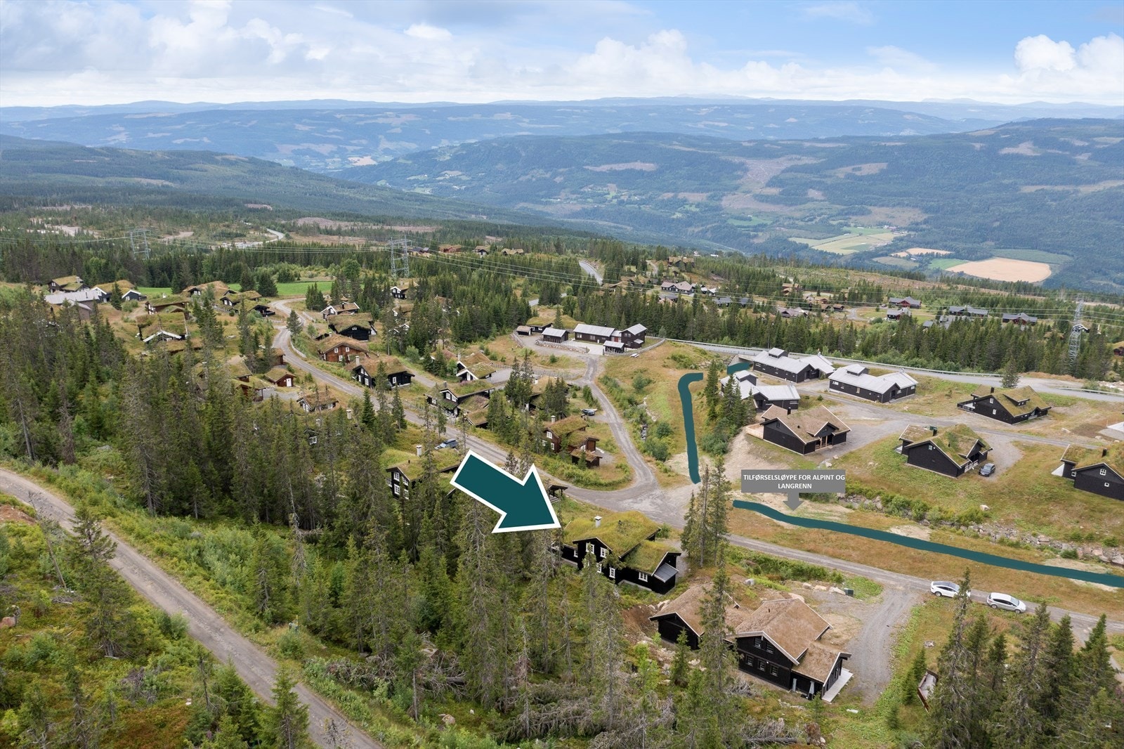 Rett foran hytta ligger tilførselsløypa som tar deg til og fra alpinbakken. Tilførselsløypa brukes også for å komme deg inn i langrennssporene. Galleribilde