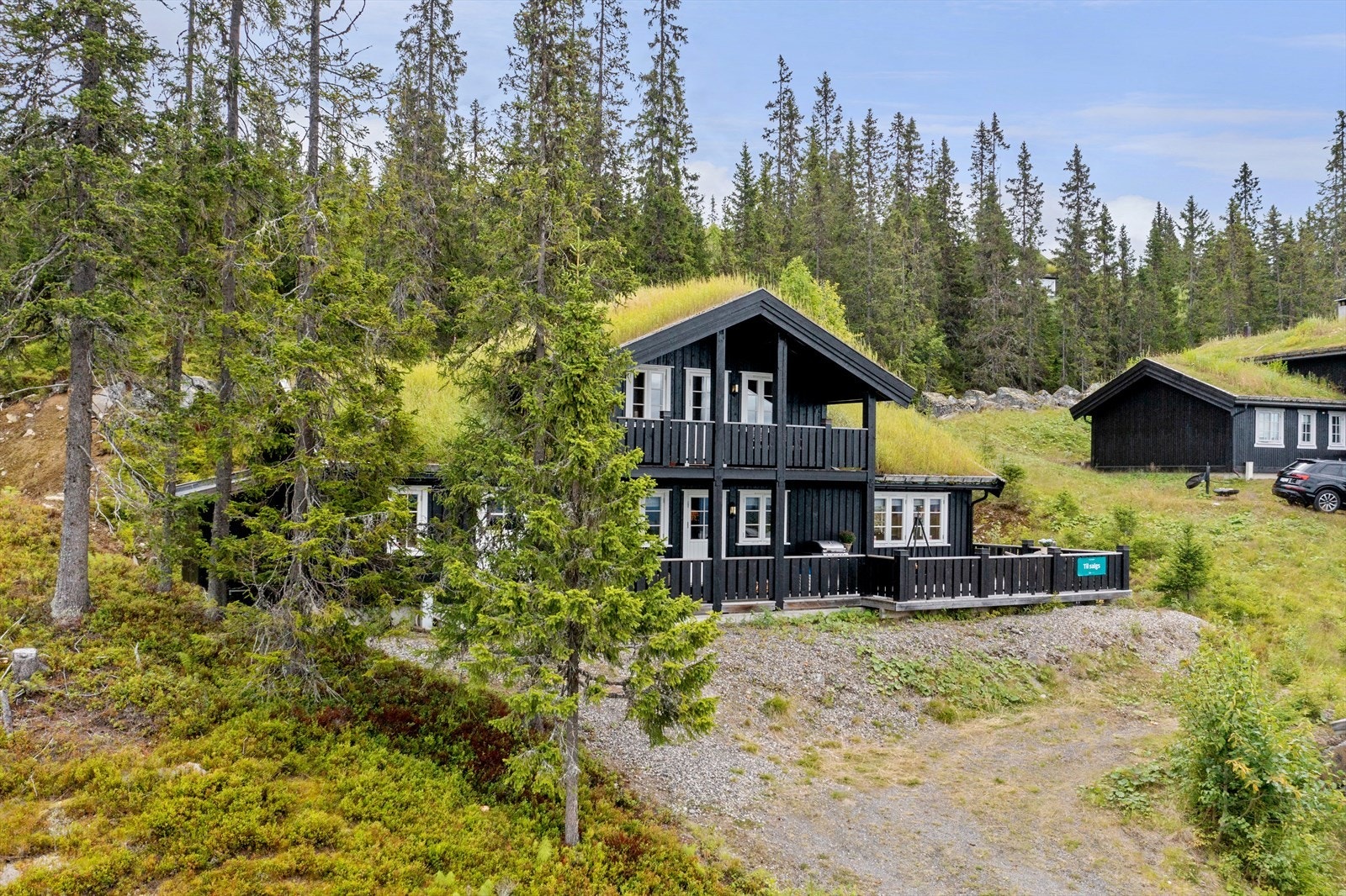 Hytta ligger på en romslig tomt på 1083kvm med fin beliggenhet i veletablert hytteområde på Hafjell. Galleribilde