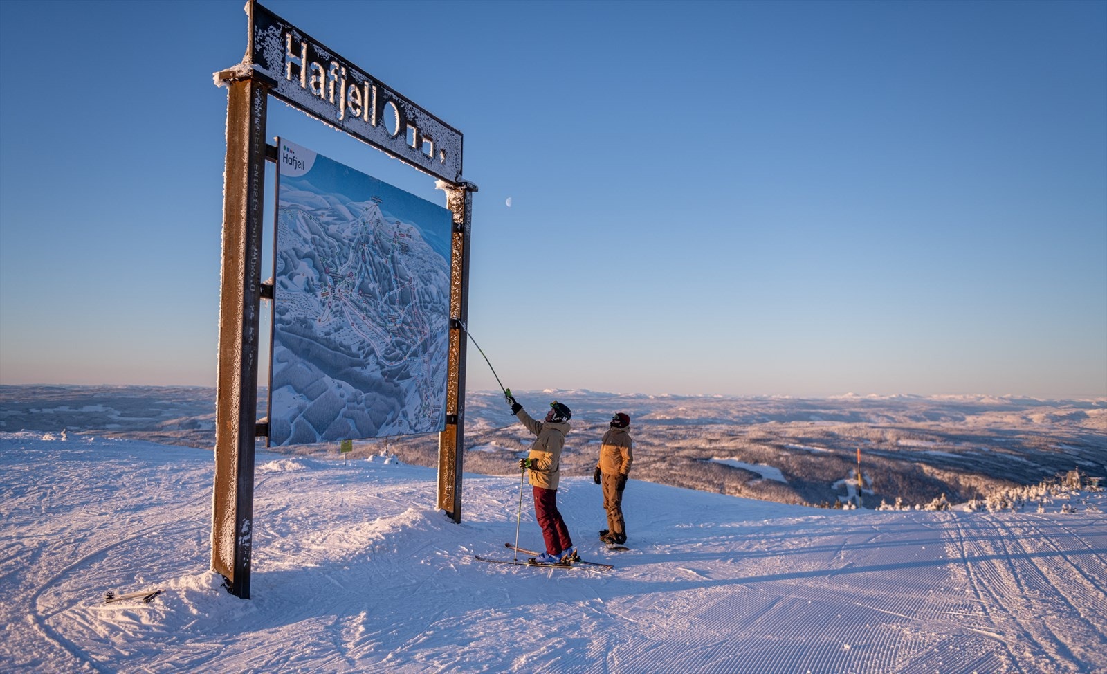 Hafjell Alpinsenter har totalt 30 nedfarter og 15 skiheiser, inkludert Gondolen som betjener 835 høydemeter, fra dal til fjell. Galleribilde