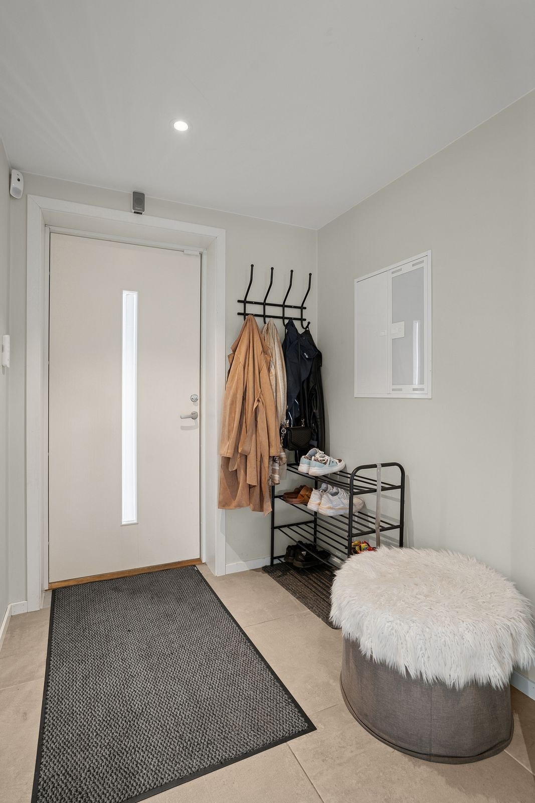 Velkommen inn. Romslig entre med plass til henge fra seg yttertøyet Galleribilde
