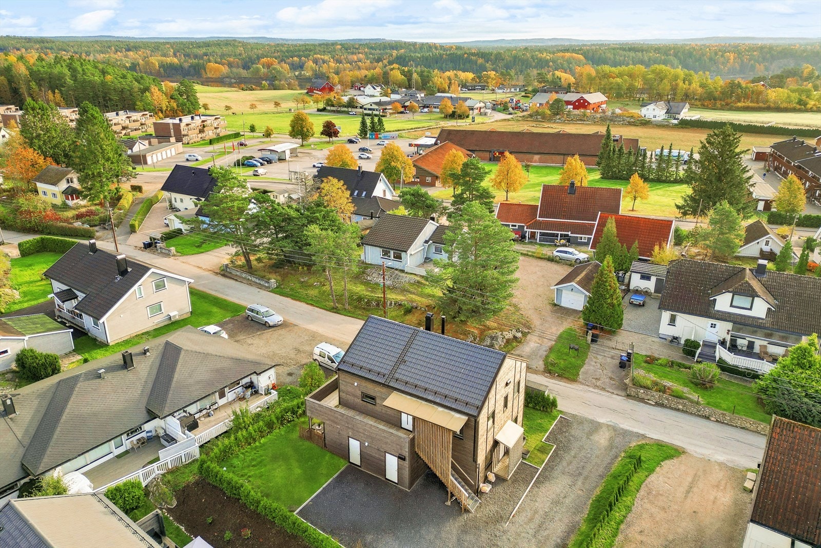 Fra boligen er det gangavstand til butikk, busstopp og fine turområder Galleribilde