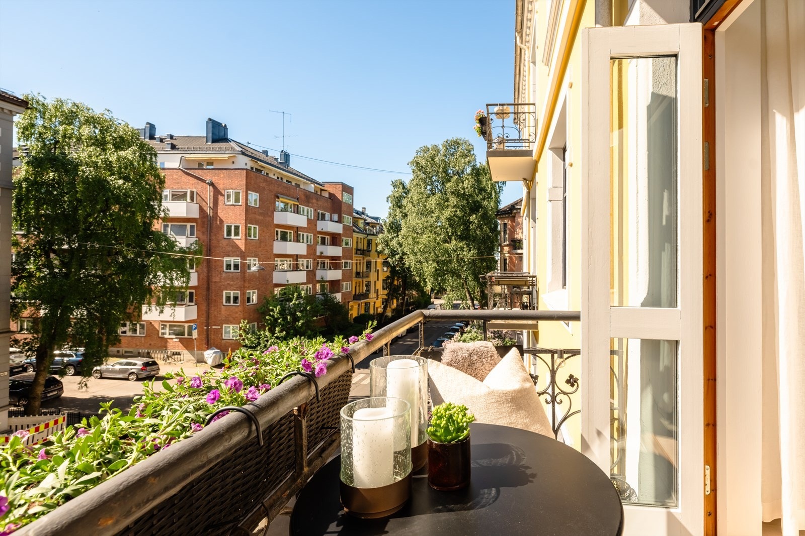 Balkongen har hyggelig utsyn mot gaten. Galleribilde