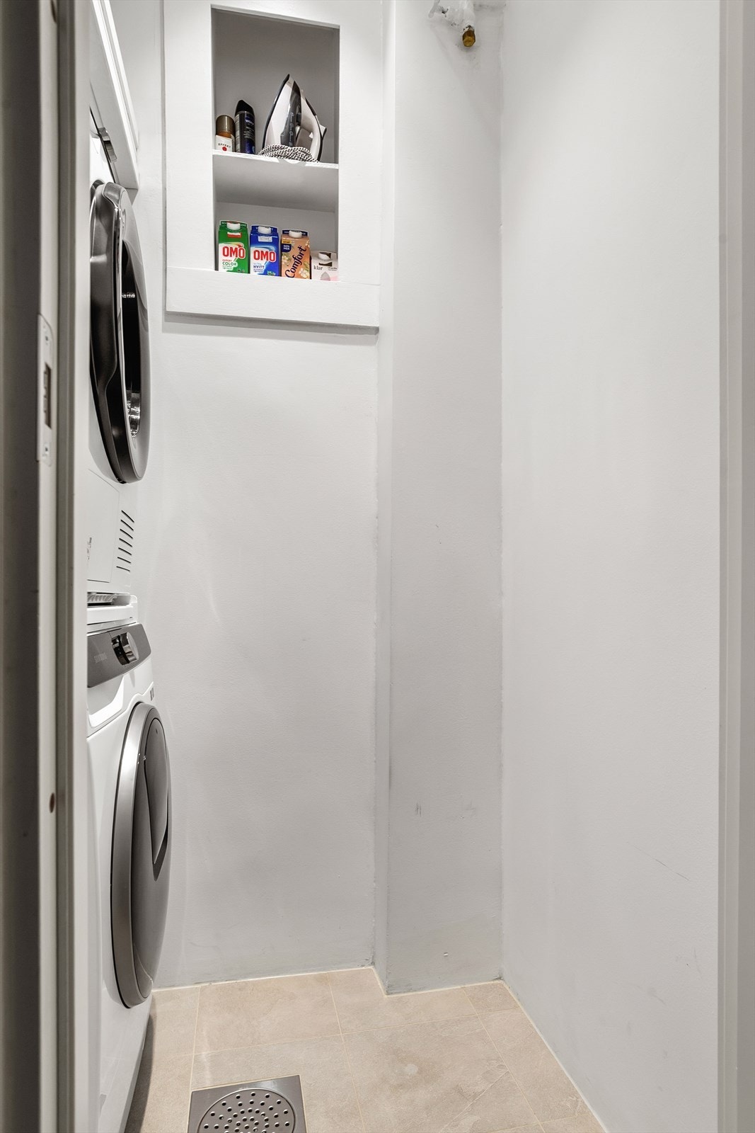 Fra gangen er det adkomst til et separat vaskerom/kott. Rommet har sluk og opplegg for vaskemaskin. Rommet er bygget ut og tilpasset med avtrekksvifte for å unngå fukt, det er plass for tørkeløsninger i tak/på vegg. Galleribilde