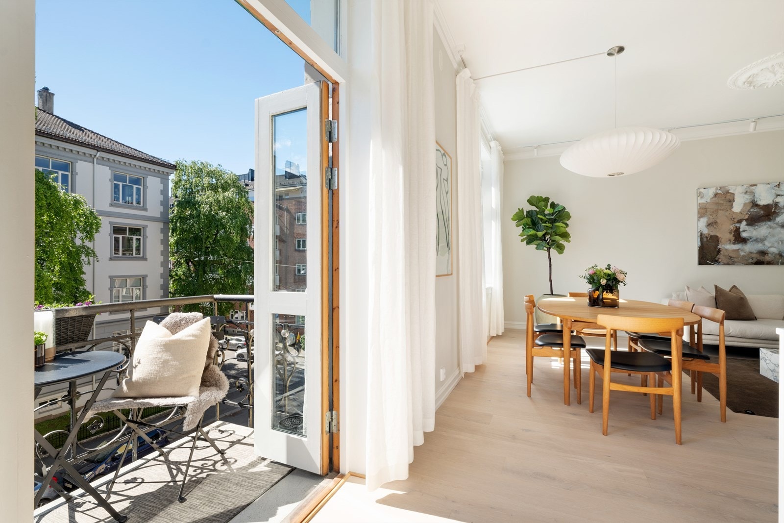 Leiligheten ligger i 3. etasje og inneholder entré, kjøkken, stue, to soverom, bad og kott/vaskerom. Galleribilde