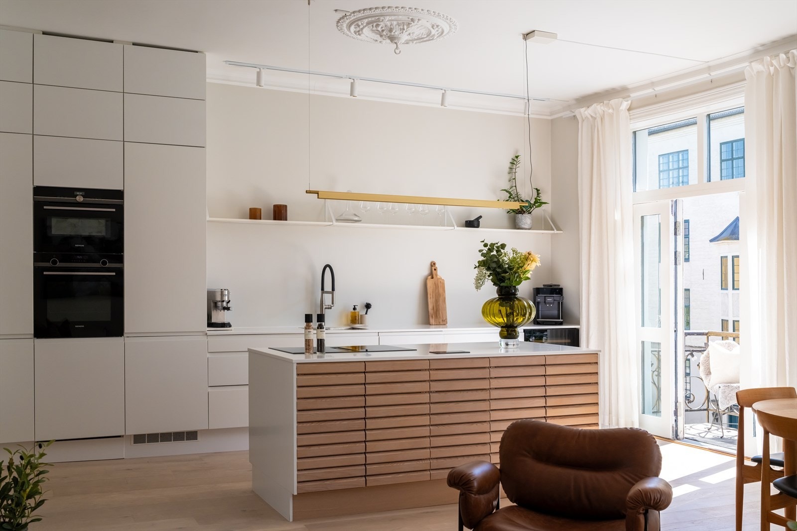 Den tidsriktige kjøkkeninnredningen er fra HTH og har glatte fronter og benkeplate i laminat. Galleribilde