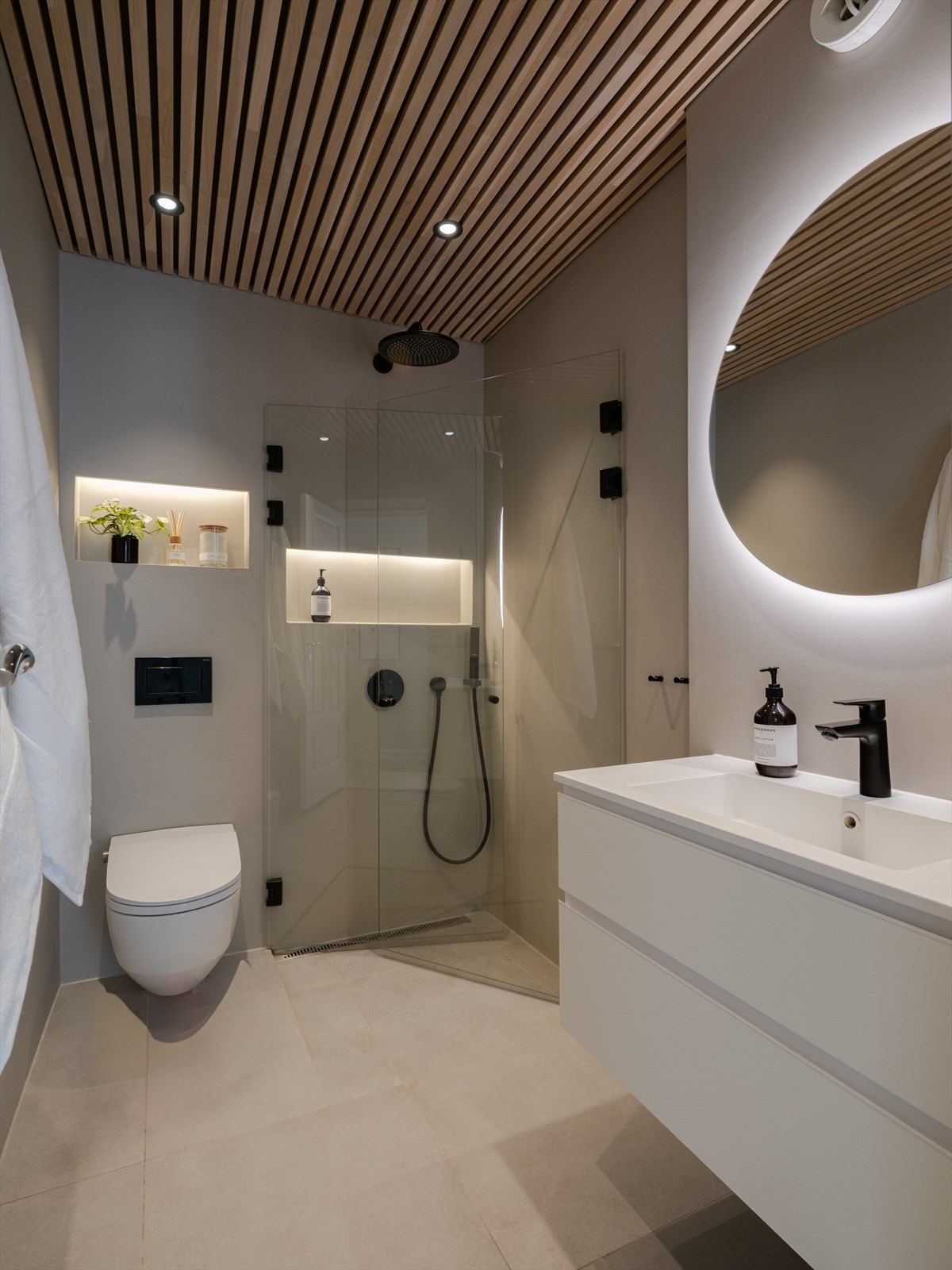 Rålekkert og delikat bad pusset opp i 2022. Badet har flislagt gulv med behagelig gulvvarme, mikrosement på veggene og spiler i taket med downlights. Galleribilde