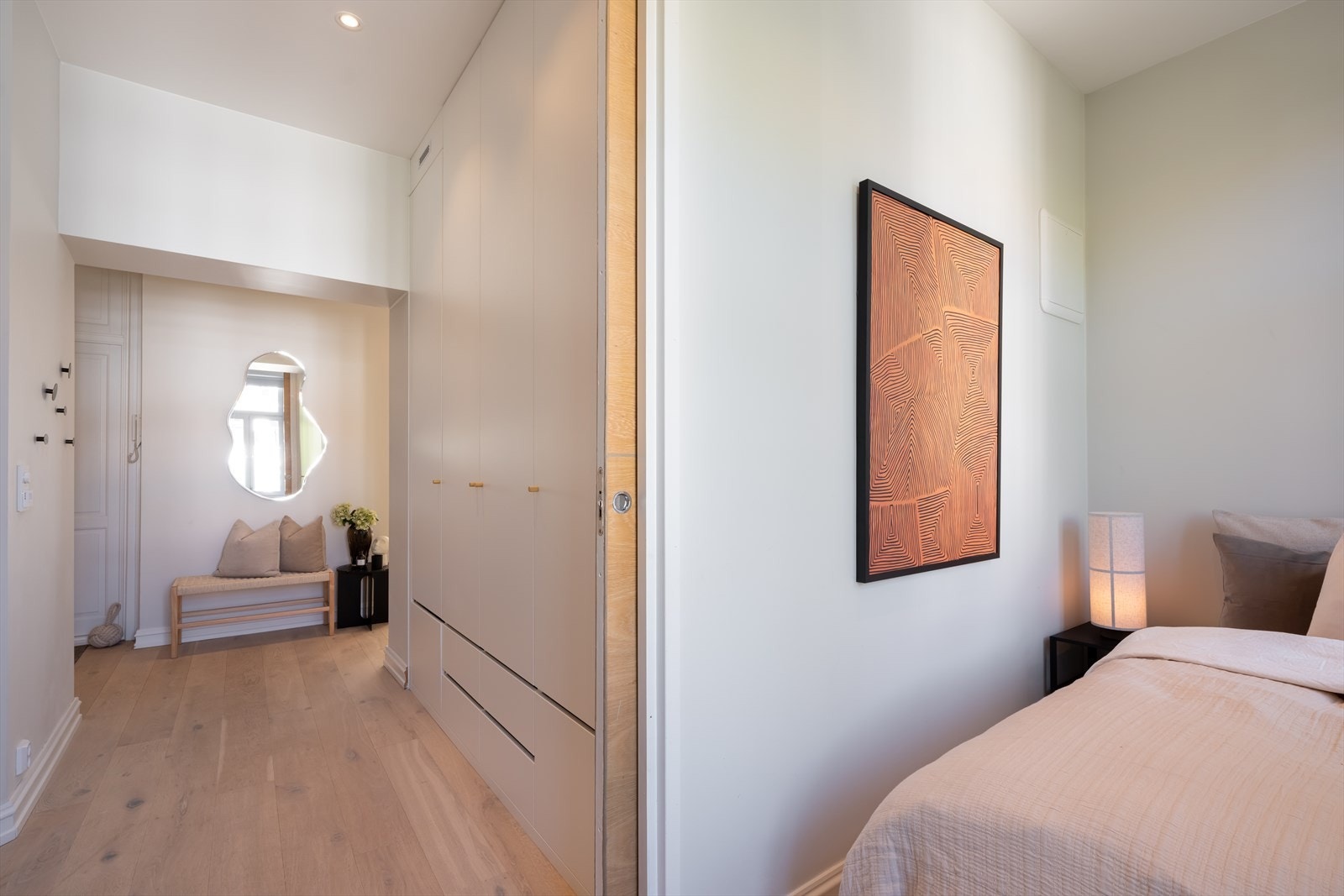 På soverommet er det plass til seng, skrivepult og skap/kommode. Galleribilde