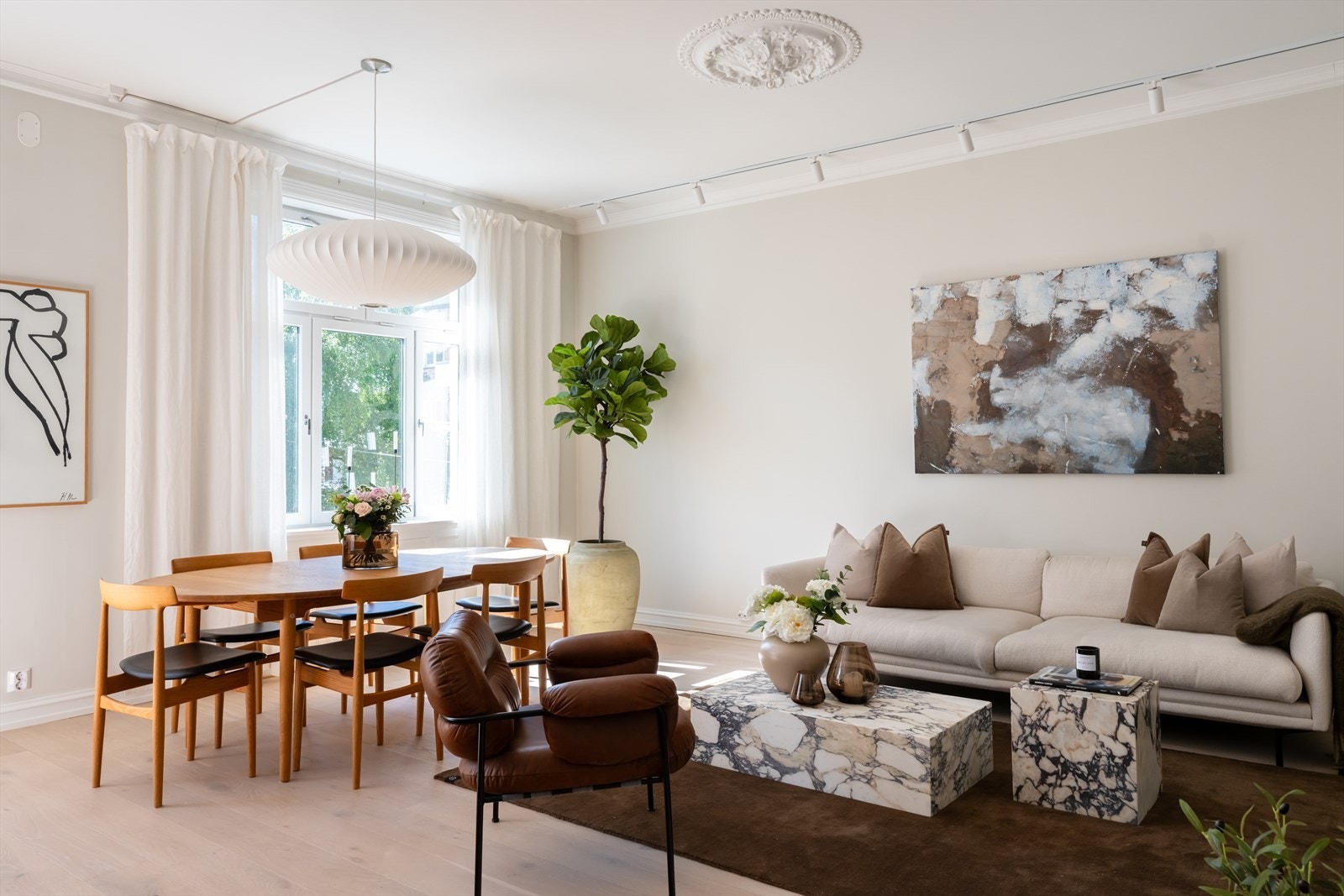 I stuen er det rikelig areal til sofagruppe med tilhørende sofabord og tv-møblement samt stort spisebord. Galleribilde