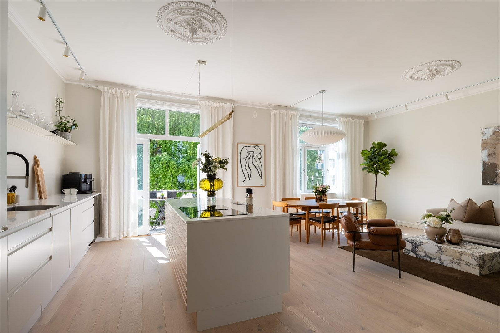 Rommet har en planløsning som gjør det enkelt å innrede, med flere naturlige alternativer. Galleribilde
