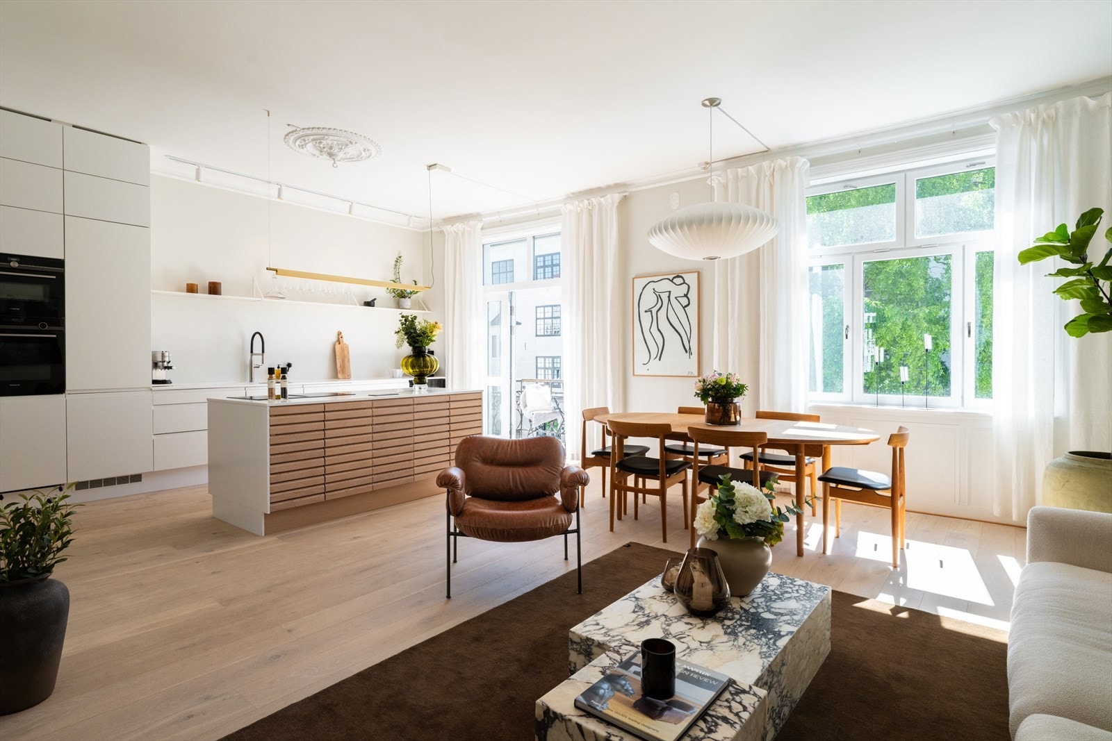 I stuen er det generøs takhøyde på hele 3 meter, godt lysinnslipp via store vindusflater som gir en luftig atmosfære. Galleribilde