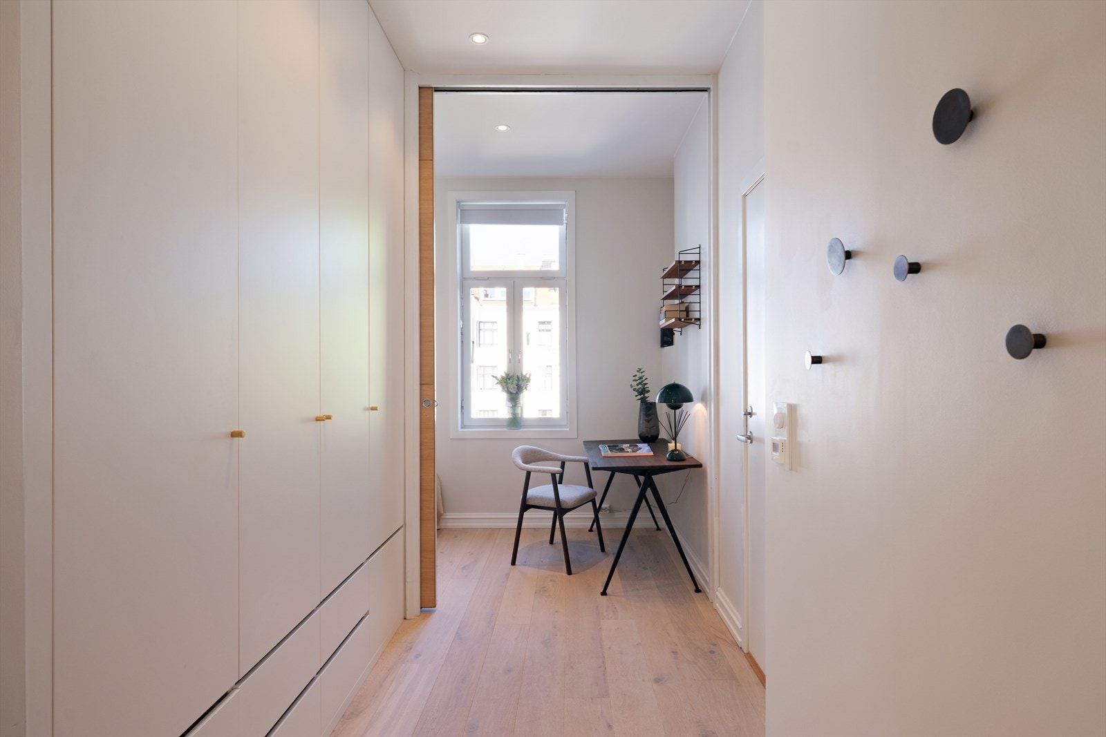 Det er rikelig med lagringsplass i plassbygd garderobeløsning i mellomgangen. Galleribilde