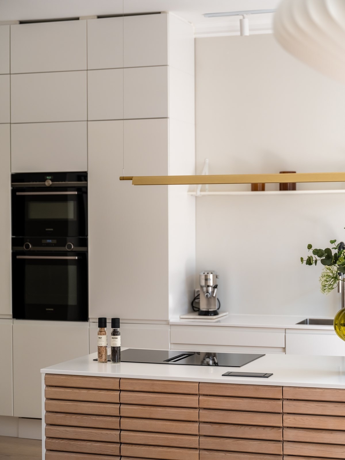 Hvitevarene er integrerte og består av koketopp med integrert kullfiltervifte, ovn, mikro, oppvaskmaskin, vinskap og kjøl/fryseskap. Galleribilde