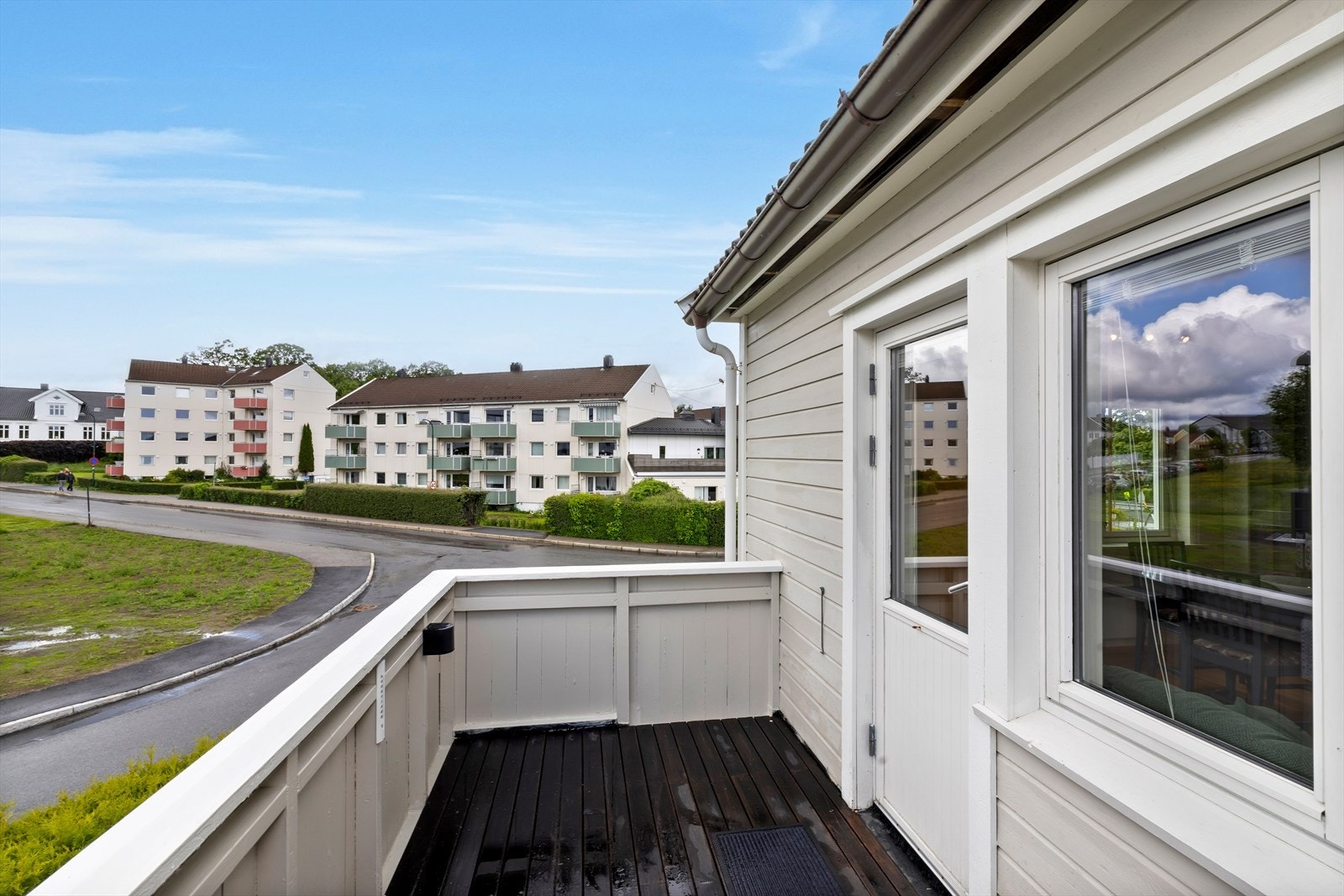 Det er nydelige turområder i nærheten. Jegersberg med fantastisk turterreng, løypenett, badevann og lysløype, samt Bertesbukta med småbåthavn, svaberg og badestrand Galleribilde