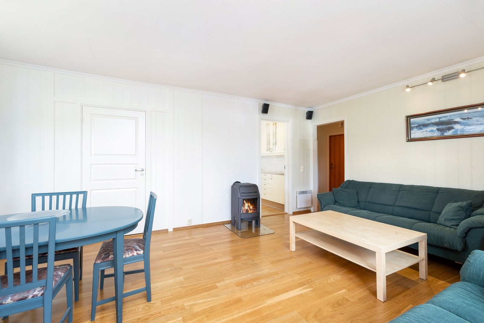 Det er god plass til spisebord i stuen Galleribilde