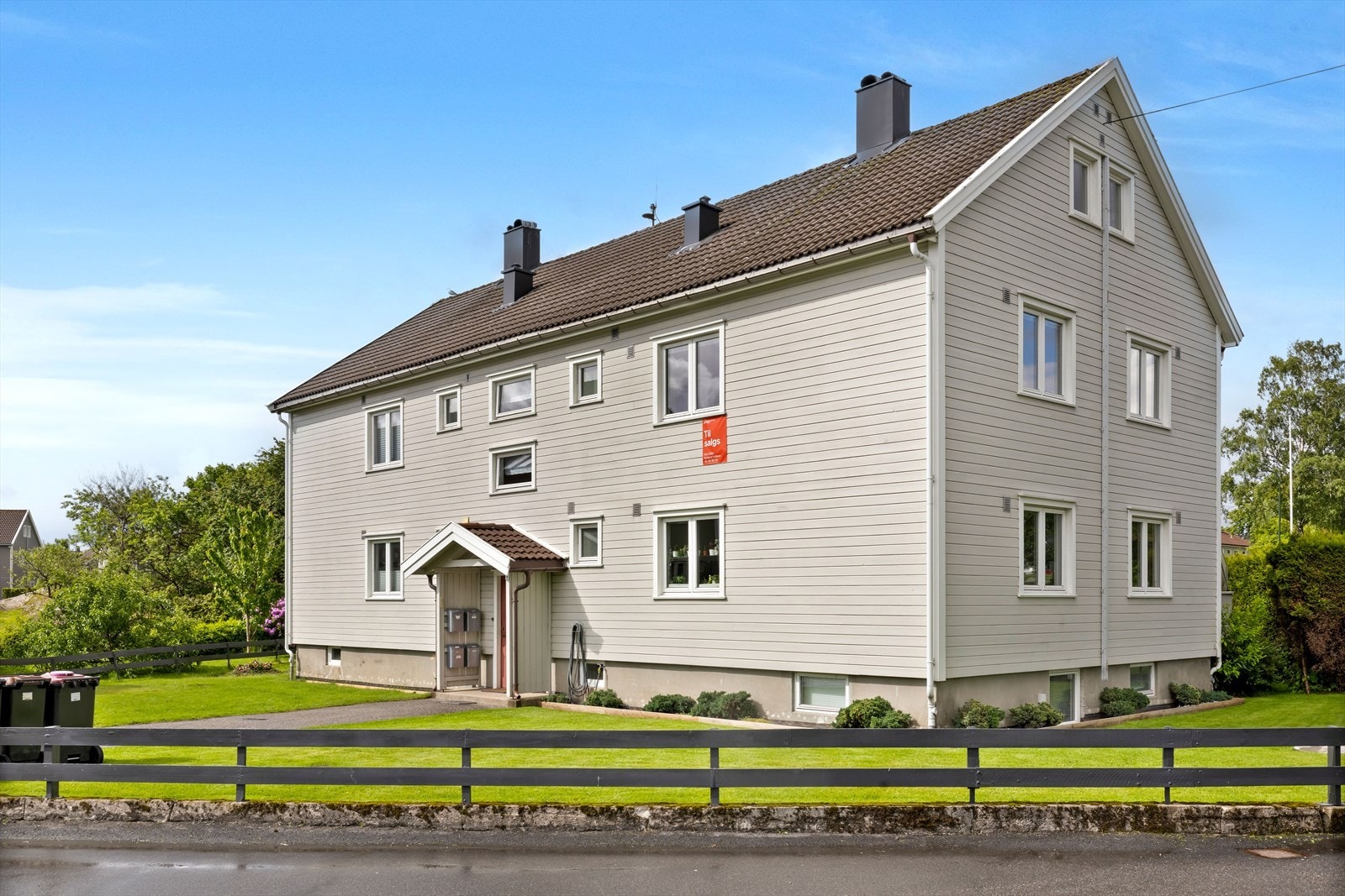 Leiligheten har en fin beliggenhet i 2. etasje + loftsrom, og disponerer plenen til høyre v/inngangen og på kortsiden til hekken. Galleribilde