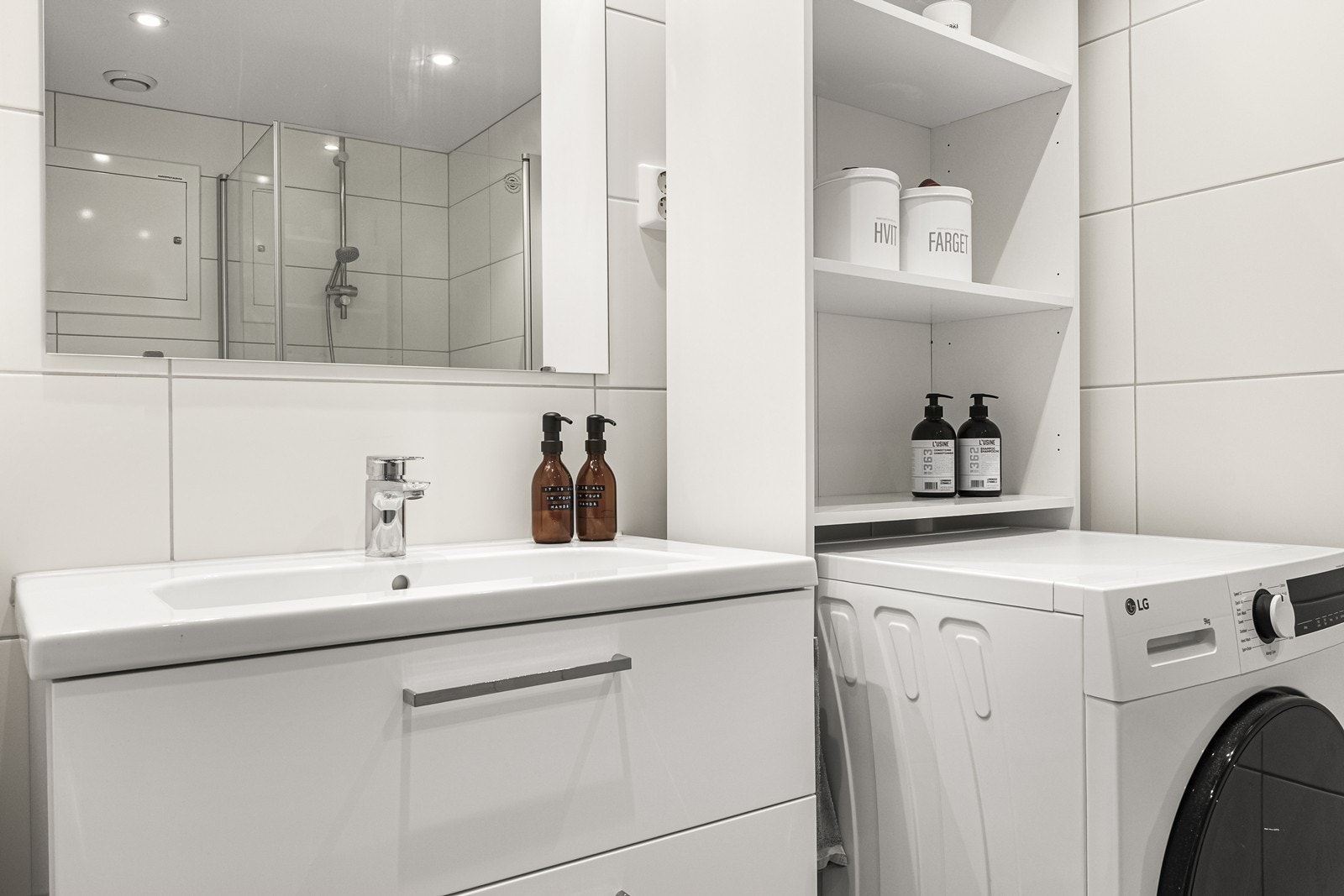 Badet er en prefabrikkert og SINTEF-sertifisert modul fra 2024. Det er innredning med nedfelt servant og opplegg for vaskemaskin. Galleribilde