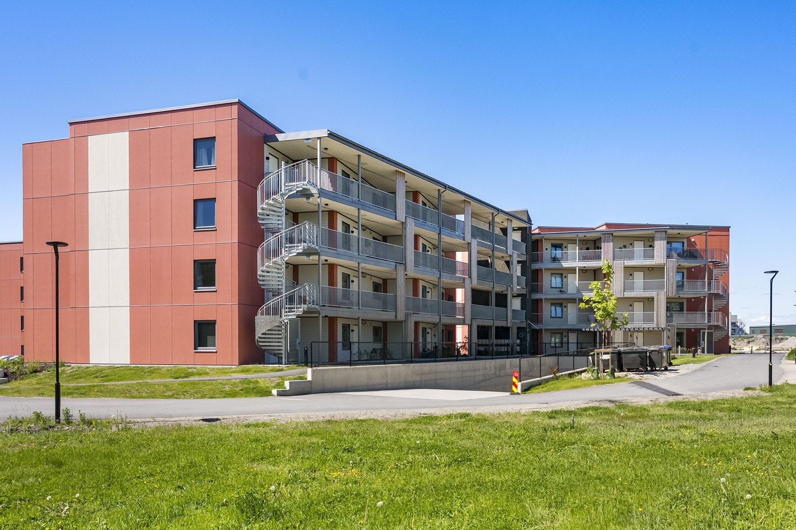 I tillegg til balkongen med utgang fra stuen har man en uteplass på inngangssiden. Galleribilde