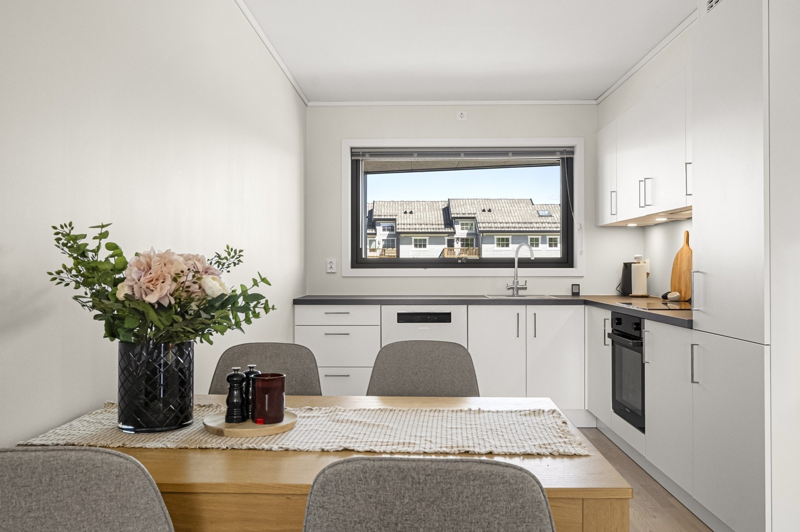 Benkeplaten er i slitesterk laminat. For ekstra sikkerhet er det installert både vannstoppsystem og komfyrvakt. Galleribilde