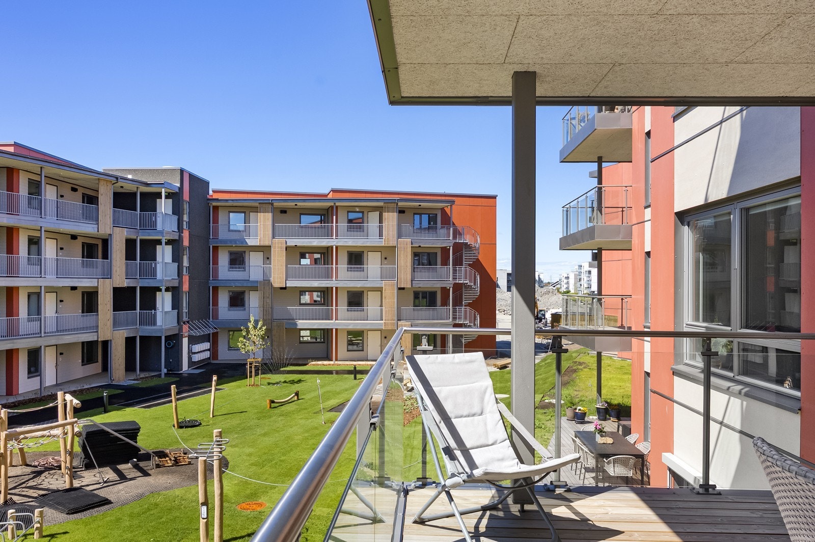 Fra stuen er det utgang til en overbygget veranda på 12 m². Her er det god plass til en sittegruppe. Galleribilde