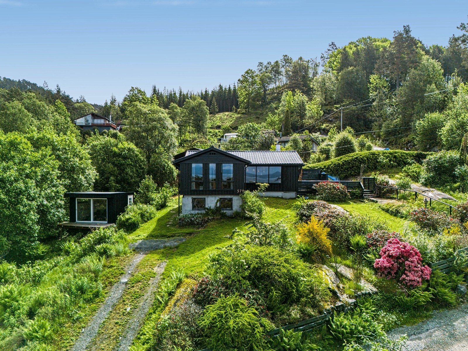 - Velkommen til Strondavegen 579 ! Presentert av Nordvik Hardanger. Foto: Studiovest - Galleribilde