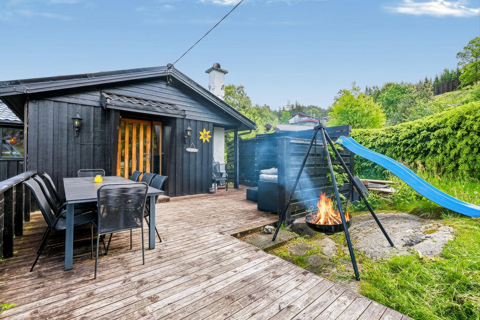 - Hva selger vil savne: Nyte kvelder på terrasse med knitring fra bålpanne og bølgeskvulp. Stirre på hav fra sofa i stue. Turområdet, sjølivet, badestrand med barnelatter. - Galleribilde